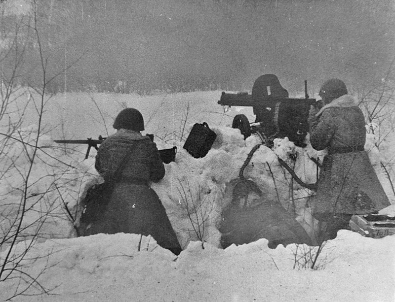 Красноармейцы с пулеметом «Максим» и противотанковым ружьем ПТРД-41 на позиции под Москвой.
