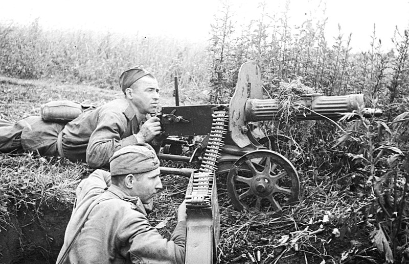 Пулеметчики отдельного учебного батальона 6-й гвардейской стрелковой дивизии Конабеев и Захариков на позиции у пулемета «Максим» во время боев на Курской дуге.