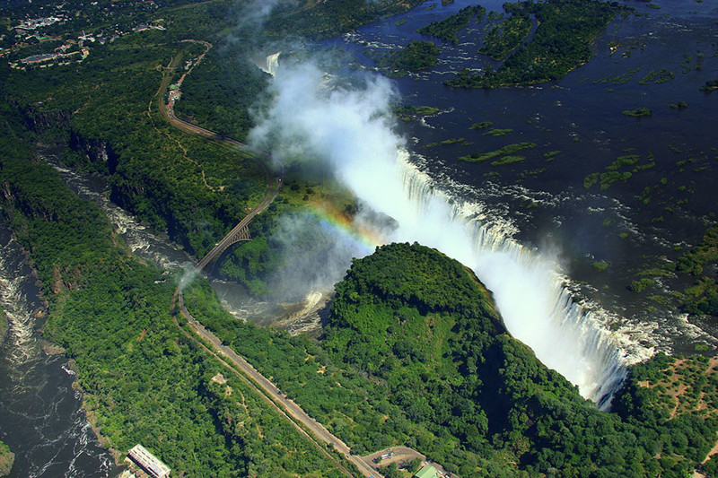 26. Водопад Виктория на реке Замбези, граница Замбии и Зимбабве 