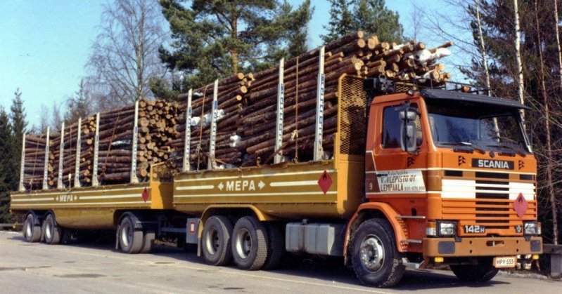Причем финны пользовались не полуприцепами, а привычными здесь комбинациями, как на этом нефте- лесовозе Scania R142.
