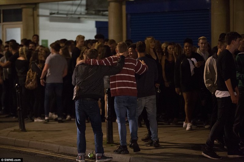 Тысячи британских школьников вышли на ночные улицы, чтобы отпраздновать окончание экзаменов