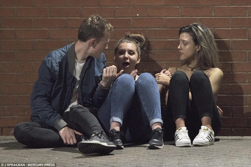 Тысячи британских школьников вышли на ночные улицы, чтобы отпраздновать окончание экзаменов