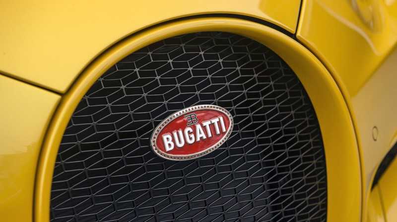 Распаковка первого в США Bugatti Chiron