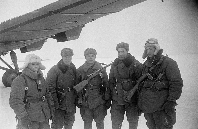 Советские десантники на зимнем аэродроме у самолета ТБ-3.