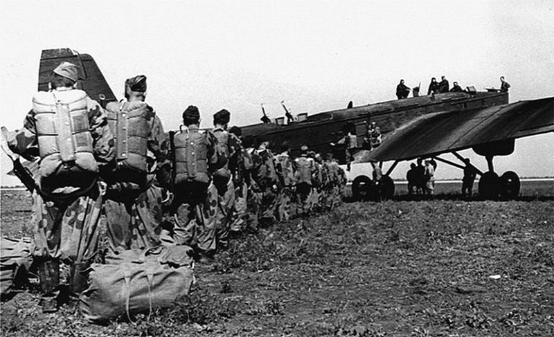 Посадка в самолет ТБ-3 советской авиадесантной группы.
