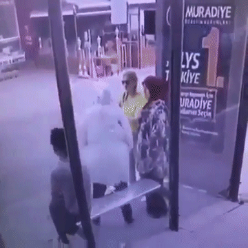 Скамейка не выдержала такого давления Скамейка не выдержала такого давления