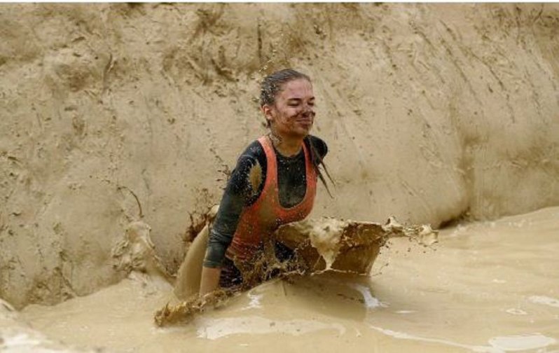 Девушка в грязи 