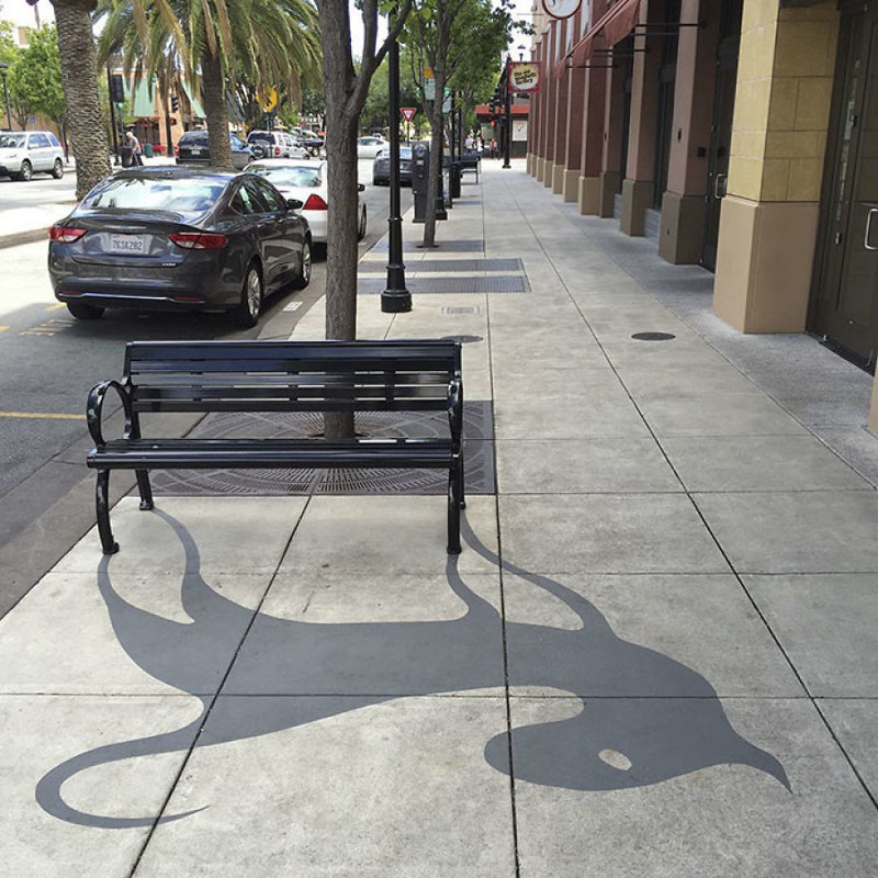 Художник сочетает тень, отбрасываемую различными уличными предметами