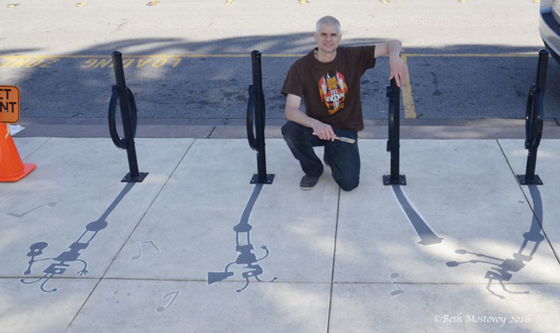 Художник сочетает тень, отбрасываемую различными уличными предметами