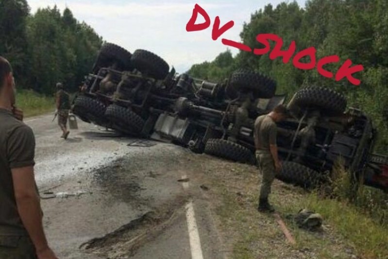Военный автокран перевернулся в Хабаровском крае