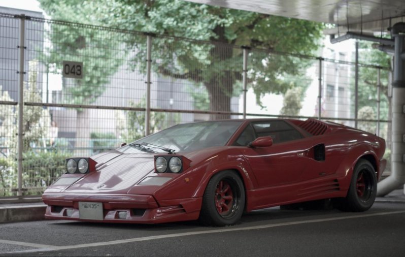Перед нами не просто культовый суперкар Lamborghini в финальной версии 25th Anniversary, а доработанный авто. Японцы не побоялись выполнить тюнинг Ламборгини, пусть и весьма скромный.