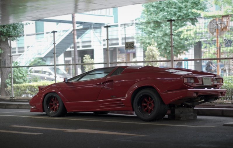 У купе Lamborghini немного изменен обвес и установлены особые 15-дюймовые диски RS Watanabe (правда, одно из колес отсутствует). В салоне можно заметить гоночные ковши Sparco и руль Momo.