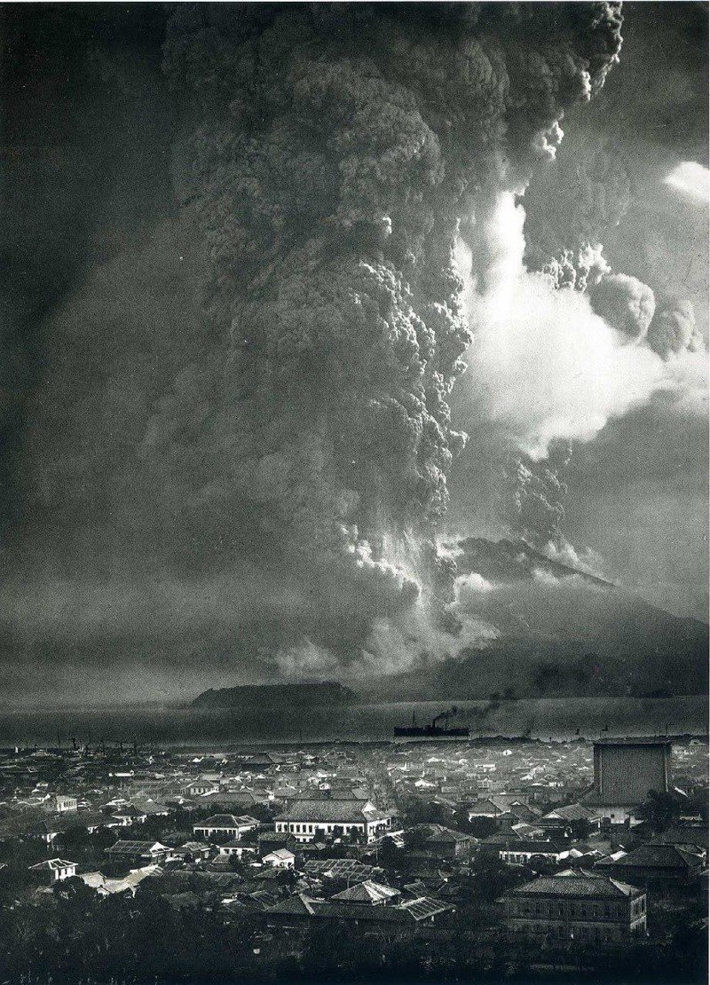 Извержение вулкана Сакурадзима, самого мощного в ХХ веке в Японии. Город Кагосима на переднем плане. 1914 год. 