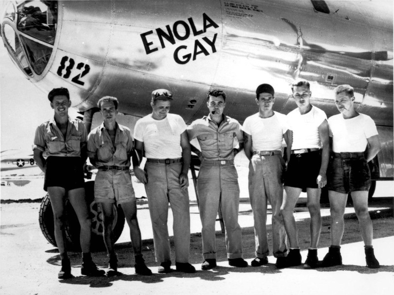 Экипаж Enola Gay (не весь) — бомбардировщика Boeing B-29 Superfortress армии США, сбросившего «Малыш» на Хиросиму. По центру стоит Пол Тиббетс — человек, выполнивший сам сброс. 1945 год.