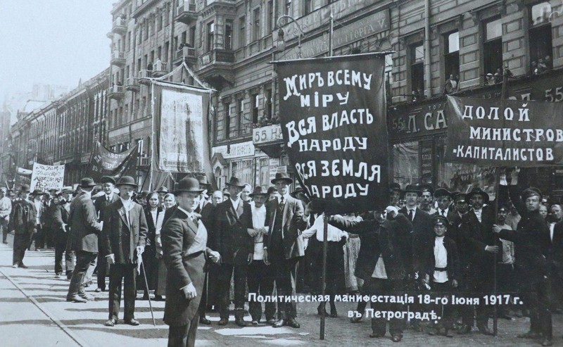 Демонстрация большевиков на Невском проспекте в Петрограде. Июнь 1917 года.