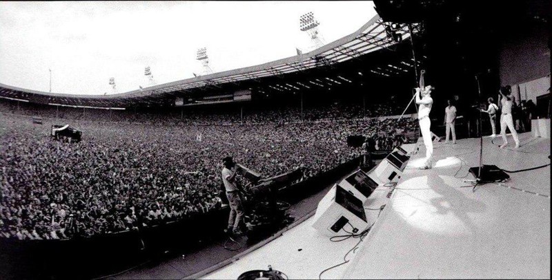 Выступление Queen перед 72 000 зрителями на концерте Live Aid в стадионе «Уэмбли». 13 июля 1985 года.