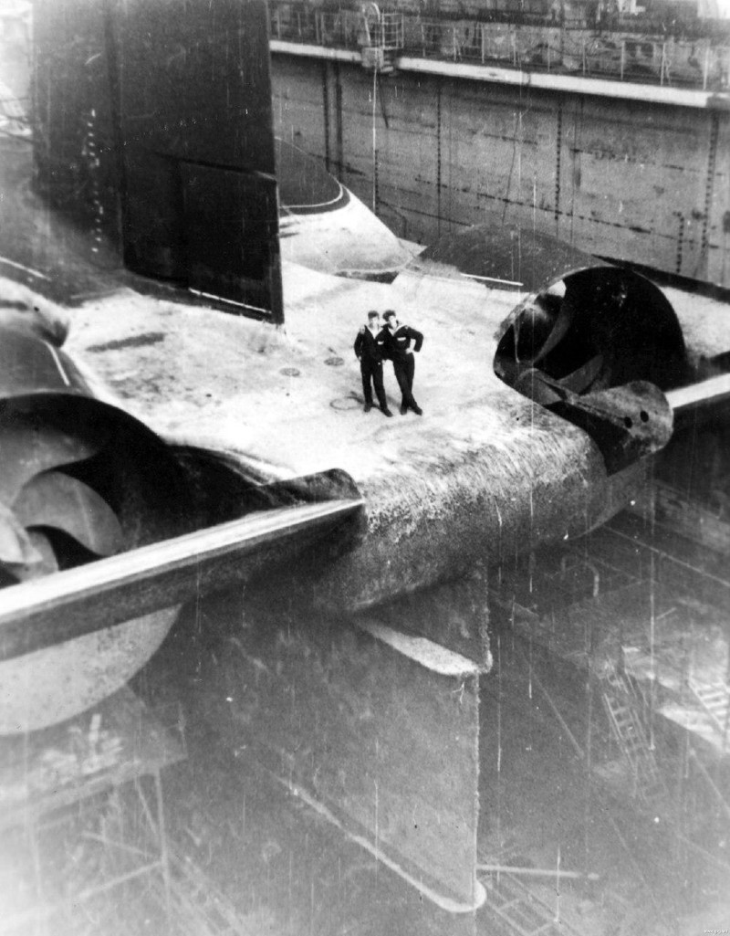 Советские моряки стоят на подводной лодке проекта 941 «Акула». 1986 год.
