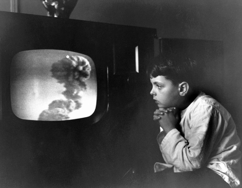 Семилетний мальчик из Бронкса наблюдает за атомным взрывом в прямом эфире. 1955 год.