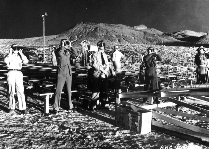Наблюдатели ядерного взрыва снаряда Grable. США, Невада, 25 мая 1953 года.