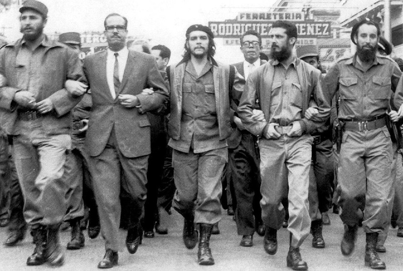 Фидель Кастро и Че Гевара во время парада на улицах Гаваны. Куба, март 1960 года.