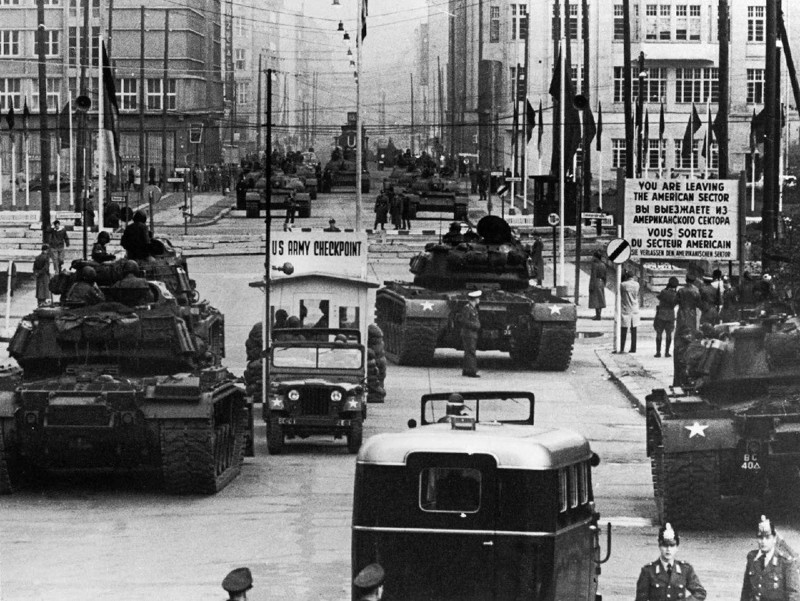 Противостояние у КПП «Чарли» Берлинской стены. Советские танки напротив американских. 1961 год.