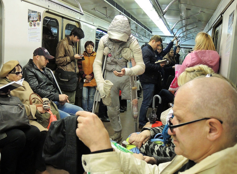 Человек-мумия в Московском метро