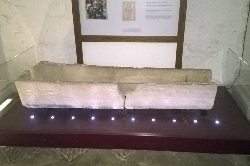 Посетители музея сломали 800-летний гроб, положив в него ребёнка для фото