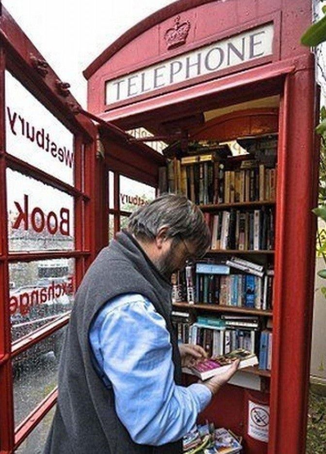Хорошая идея. Уличная библиотека, где люди обмениваются книгами.