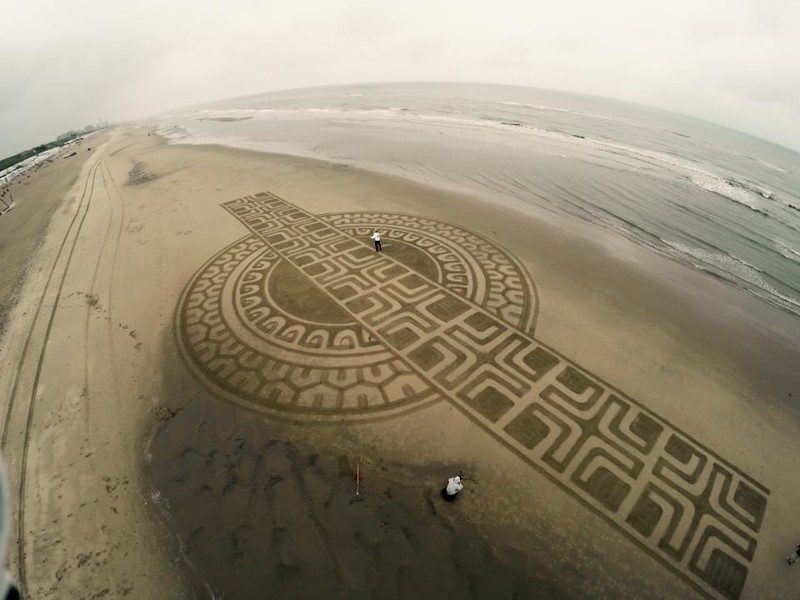Тим Хукстра — художник создающий огромные рисунки на песке