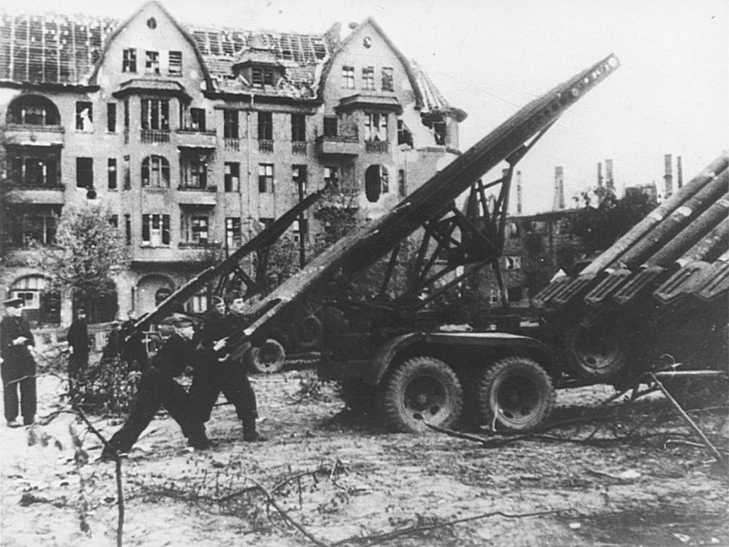 Советские артиллеристы готовят к залпу реактивный миномет БМ-13 «Катюша» в Берлине.
