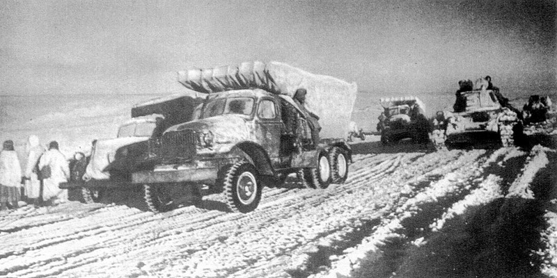 Советские войска в наступлении под Сталинградом, на переднем плане знаменитые реактивные установки «Катюша», позади танки Т-34