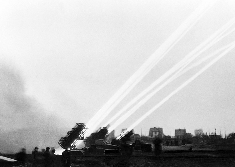 Залп гвардейских реактивных минометов БМ-31-12 во время штурма Бреслау (ныне польский город Вроцлав).