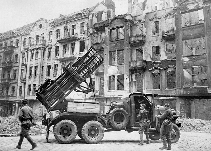 Гвардейский реактивный миномет БМ-31-12 в Берлине.   Время съемки: май 1945