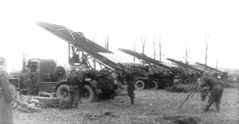 Батарея боевых машин БМ-13-16Н (шасси Studebaker US 6) готовиться к залпу. Солдат справа, работает с артиллерийской буссолью.