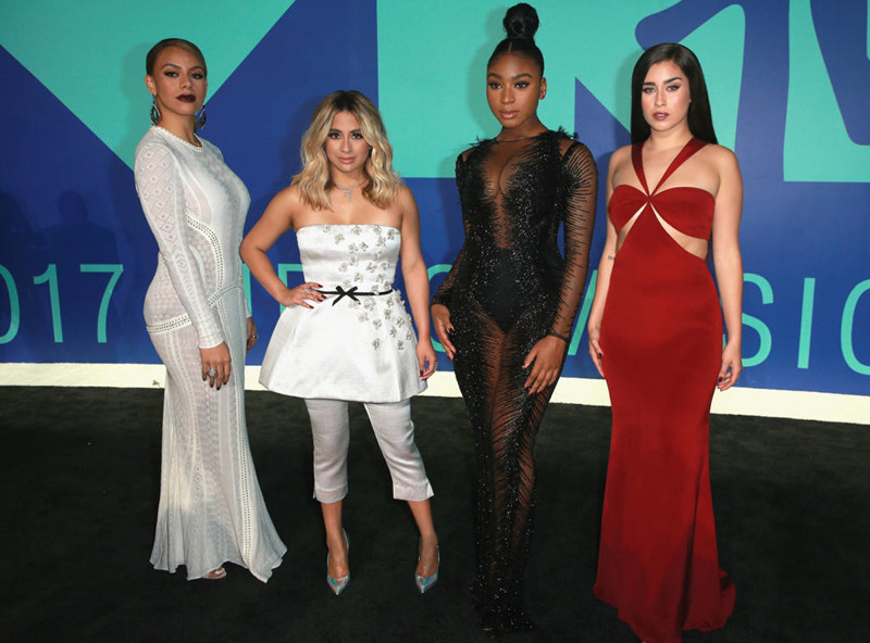 Группа "Fifth Harmony" появилась в 2012 году как обычный герлс-бэнд, судя по фото, никакого гармоничного образа девушки, к сожалению, не создали 
