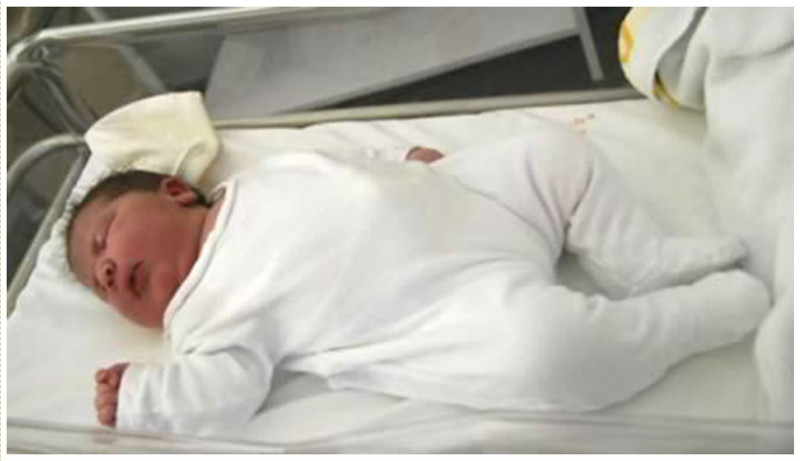 Максин Марин (Maxine Marin) родила самую крупную девочку в Испании - весом 6,2 килограмма. Примечательно, что ребенка мама родила сама, без кесарева и обезболивания.