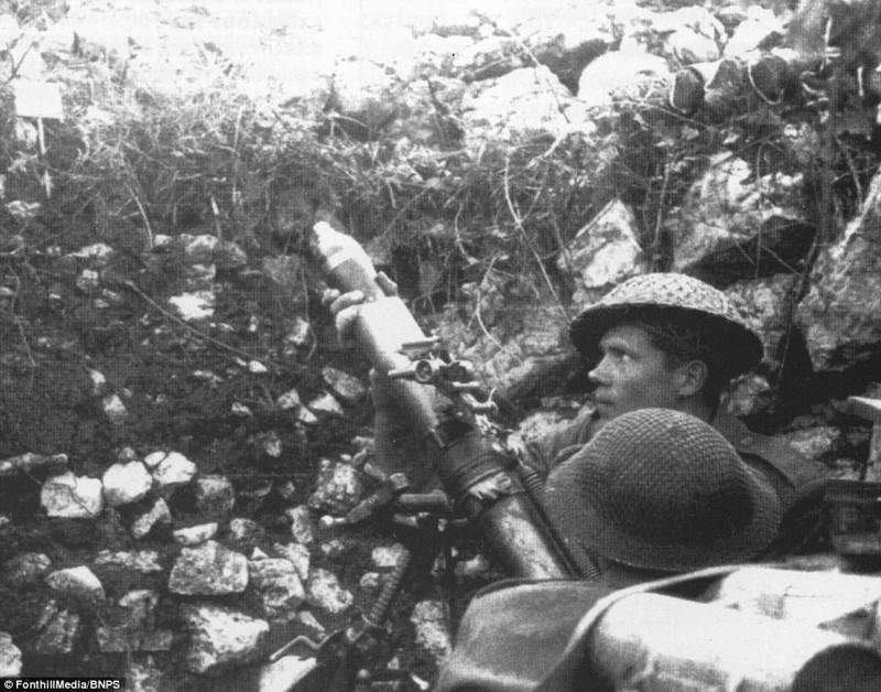 Польские солдаты с минометом на скалах Монте-Кассино