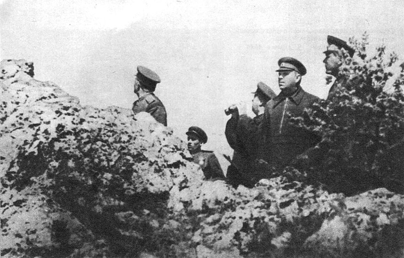 А.М. Василевский и Ф.И. Толбухин наблюдают за ходом боевых действий на подступах к Севастополю