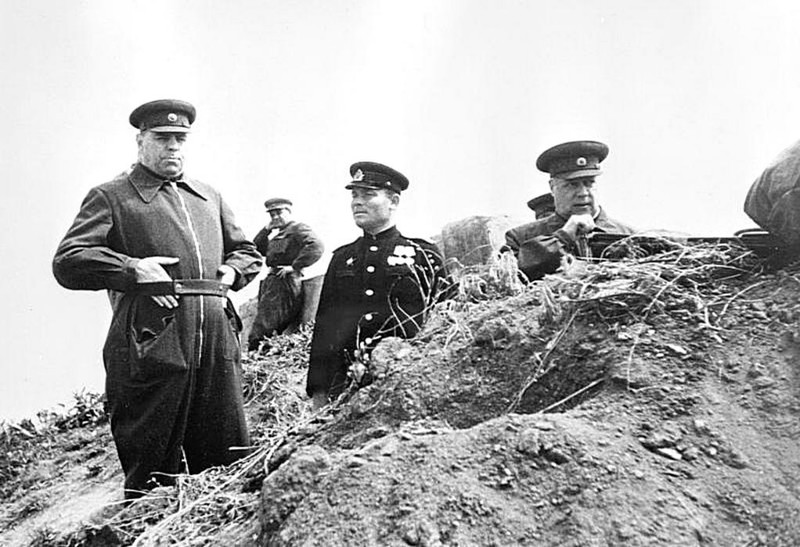 3 мая 1944 года, Севастополь. Маршалы Александр Василевский (слева) и Федор Толбухин (справа) наблюдают за полем боя на подступах к Севастополю