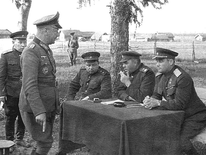 А. М. Василевский принимает капитуляцию генерал-майора Альфона Хиттера. Витебск, 28 июня 1944 года