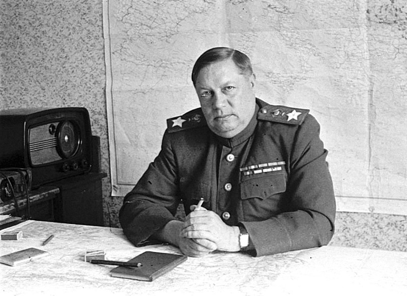 Командующий 3-м Украинским фронтом Маршал Советского Союза Ф.И. Толбухин в кабинете