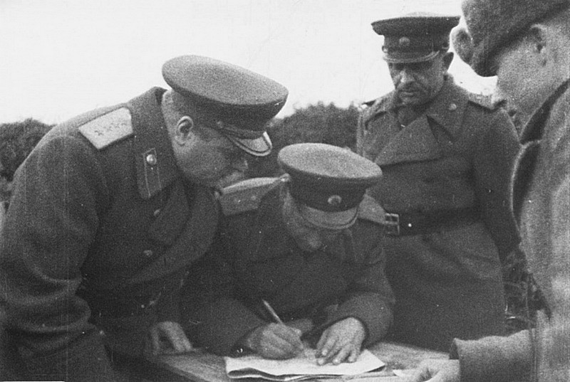 Командующий Карельским фронтом генерал армии К.А. Мерецков и командующий 14-й армией генерал-лейтенант В.И. Щербаков во время Петсамо-Киркенесской операции.