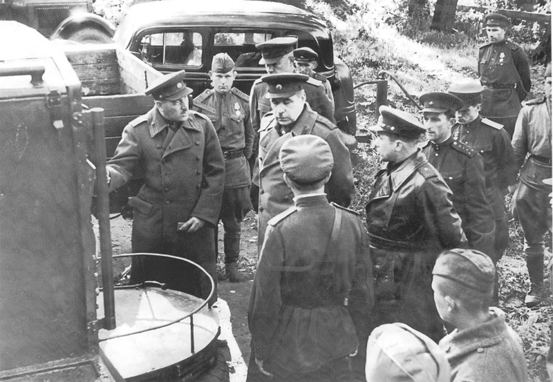 Командующий войсками Ленинградского фронта Л.А. Говоров с группой офицеров осматривает выставку автотехники