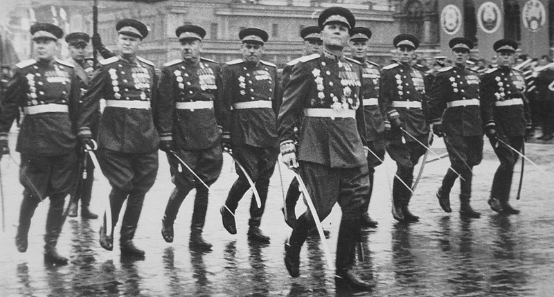 Маршал И.С. Конев во главе знаменной группы сводного полка 1-го Украинского фронта на Параде Победы