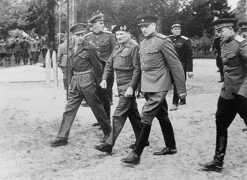 Маршал К.К. Рокоссовский и фельдмаршал Б. Монтгомери на встрече в Северной Германии