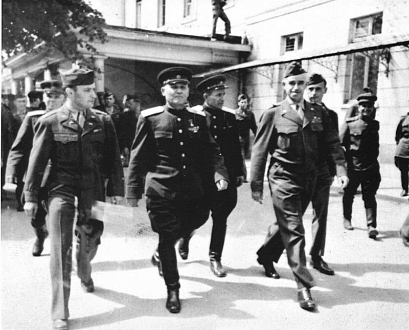 Маршал Советского Союза Иван Степанович Конев (1897—1973) и американский генерал Омар Брэдли (Omar Bradley, 1893—1981) на встрече в апреле 1945 года.