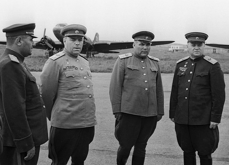 Маршалы Советского Союза Родион Яковлевич Малиновский, Александр Михайлович Василевский и Кирилл Афанасьевич Мерецков (справа налево) на аэродроме.