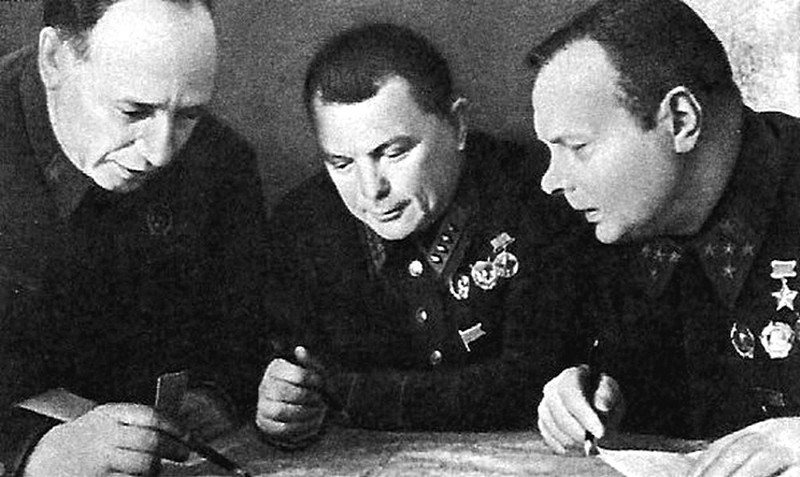 Кирилл Афанасьевич Мерецков (справа)  с офицерами обсуждает план военных действий.