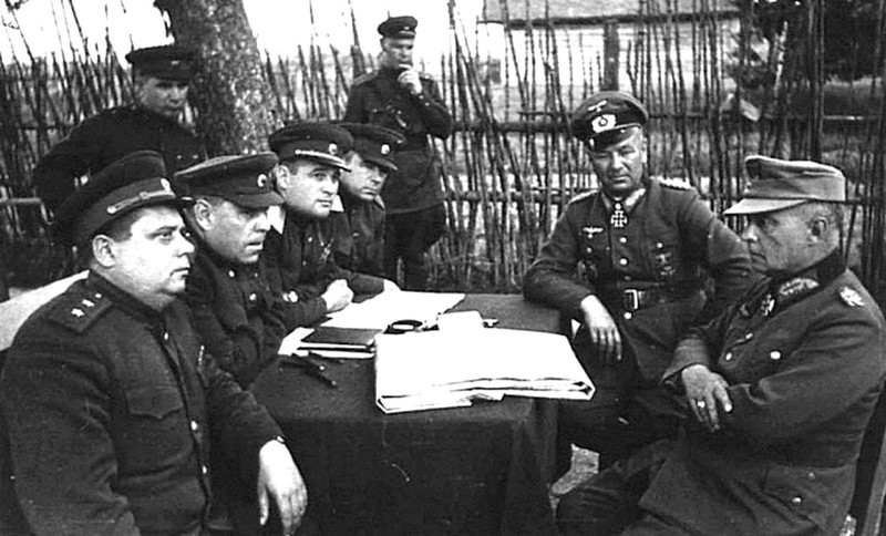 Представители советского командования допрашивают пленных немецких генералов