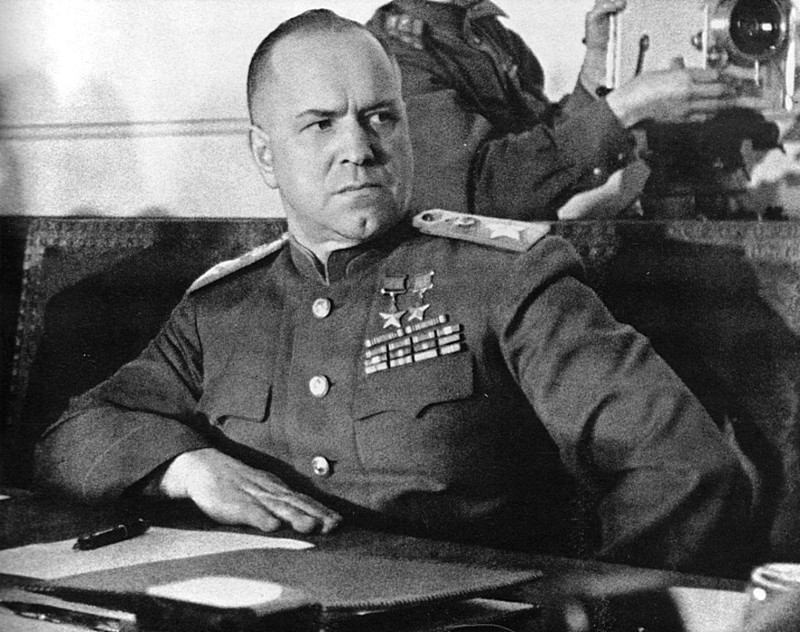 Представитель Верховного Главнокомандования Красной Армии командующий 1-м Белорусским фронтом Маршал Советского Союза Георгий Константинович Жуков, подписавший Акт о капитуляции со стороны СССР.